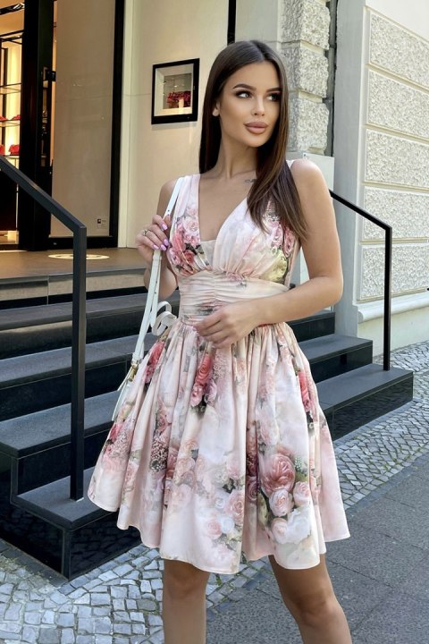 241-17 Sukienka W Kwiaty - brzoskwiniowy