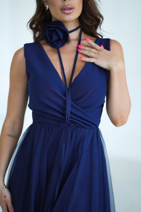 318-01 Długa Sukienka Z Paskiem Z Różyczką - Granatowy