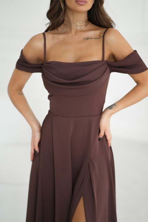 320-61 Sukienka Maxi Z Opadającymi Ramiączkami I Rozcięciem - czekoladowy
