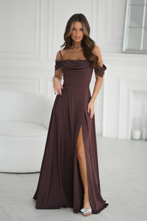 320-61 Sukienka Maxi Z Opadającymi Ramiączkami I Rozcięciem - czekoladowy