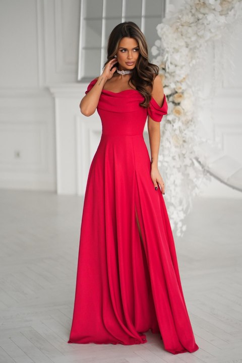 330-02 Elegancka Sukienka Z Drapowaniem, Rozcięciem I Błyszczącą Tkaniną - czerwony
