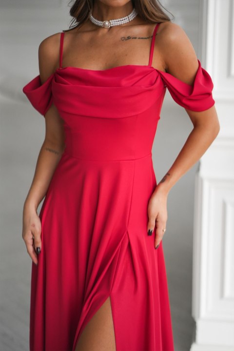 330-02 Elegancka Sukienka Z Drapowaniem, Rozcięciem I Błyszczącą Tkaniną - czerwony