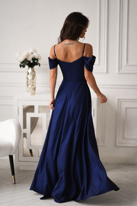 330-01 Elegancka Sukienka Z Drapowaniem, Rozcięciem I Błyszczącą Tkaniną - Granatowy