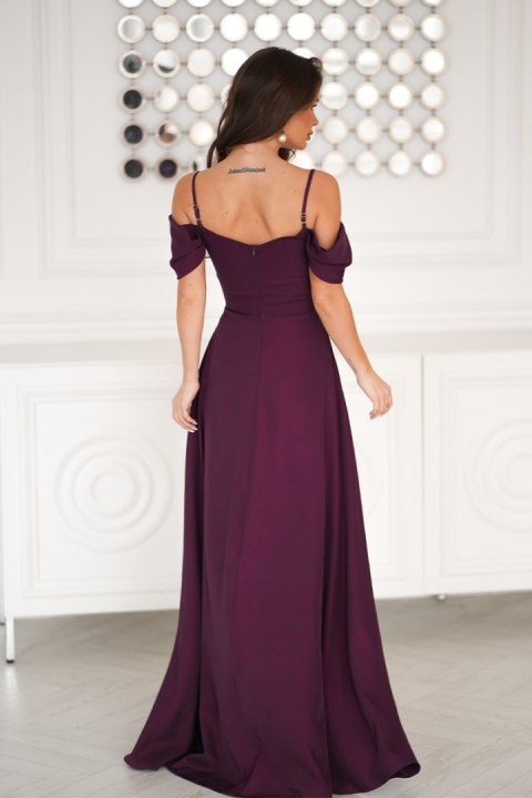 330-11 Elegancka Sukienka Z Drapowaniem, Rozcięciem I Błyszczącą Tkaniną - śliwka