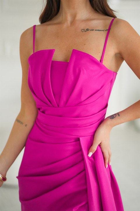 342-07 Elegancka Sukienka Z Geometrycznym Dekoltem I Odpinanymi Ramiączkami - fuksja