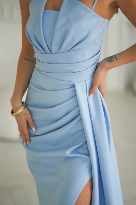 342-08 Elegancka Sukienka Z Geometrycznym Dekoltem I Odpinanymi Ramiączkami - Baby blue