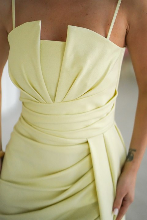 342-14 Elegancka Sukienka Z Geometrycznym Dekoltem I Odpinanymi Ramiączkami - żółty