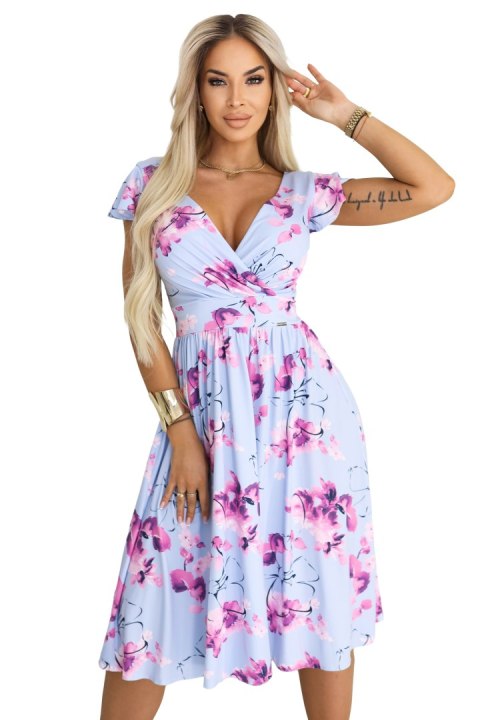 425-14 MATILDE Rozkloszowana sukienka midi z kopertowym dekoltem i krótkim rękawkiem - błękitna w różowe kwiaty