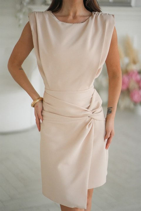 344-21 Elegancka Dopasowana Sukienka Z Asymetryczną Spódnicą - beżowy