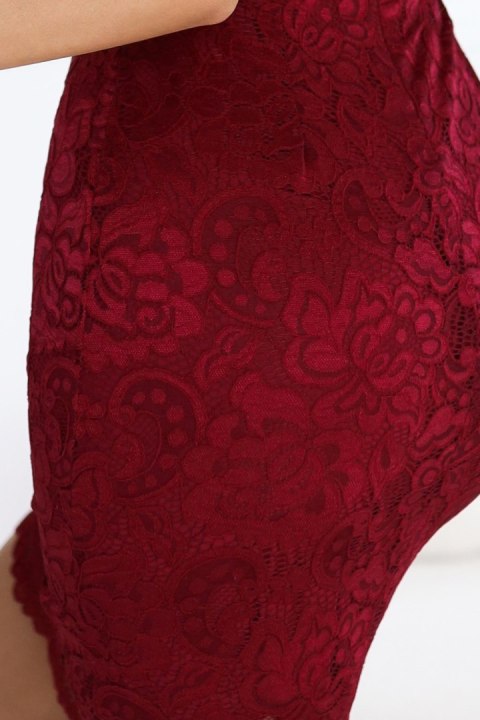 316-12 Koronkowa dopasowana sukienka z krótkim rękawkiem i dekoltem - BORDOWA