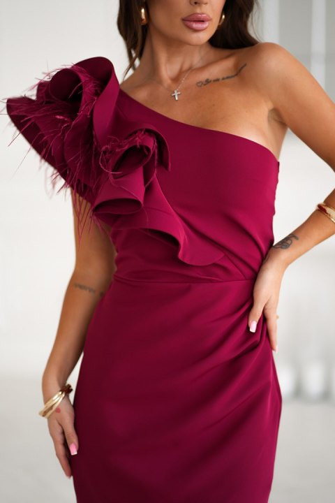 312-10 Krótka Sukienka Z Piórkami Na Jedno Ramię - bordowy