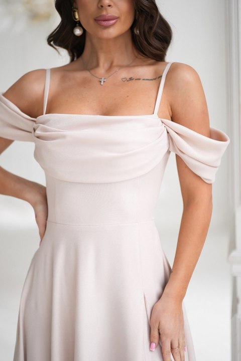 330-21 Elegancka Sukienka Z Drapowaniem, Rozcięciem I Błyszczącą Tkaniną - beżowy