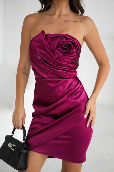 337-10 Elegancka Sukienka Satynowa Bez Ramiączek Z Drapowaną Różą - bordowy